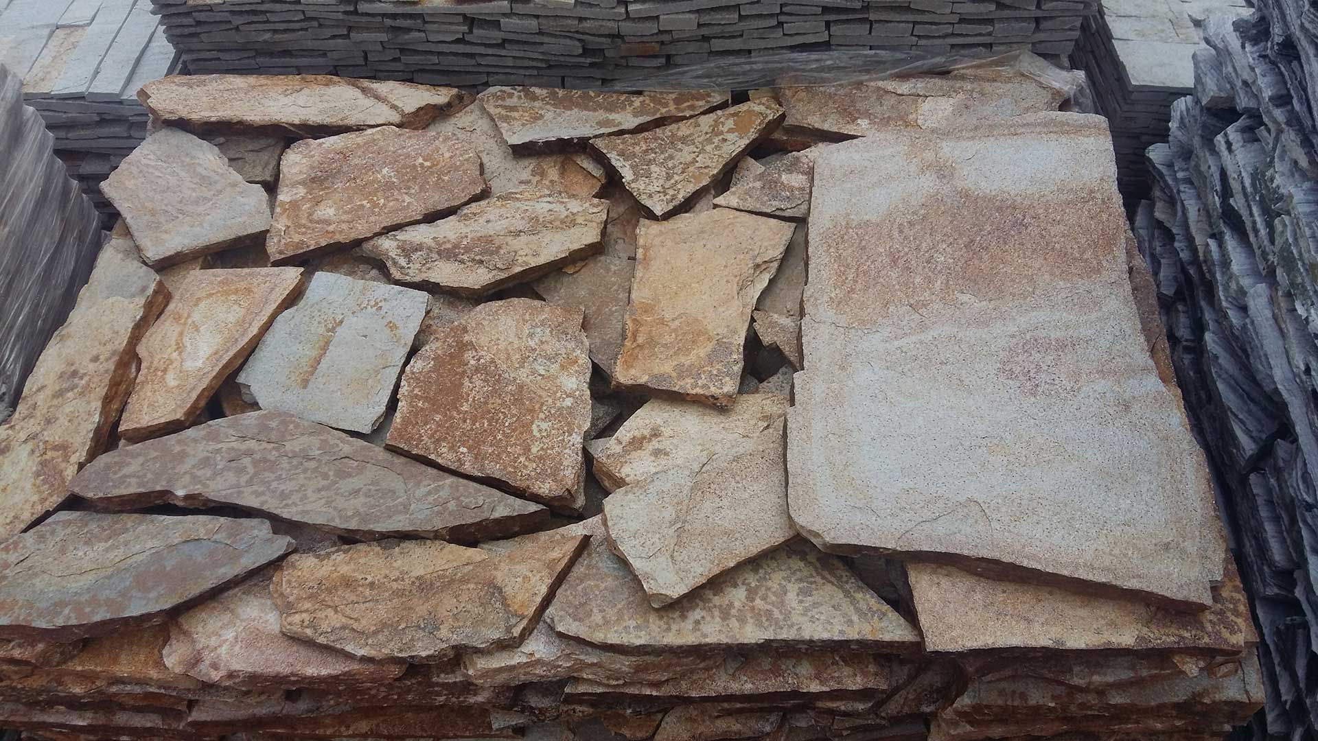 Płyty kamienne na palecie